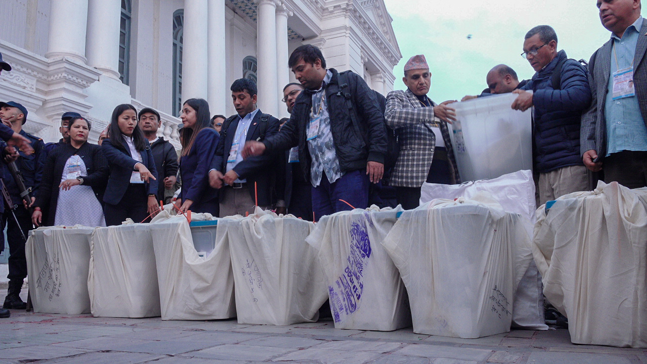 वसन्तपुर मतदान स्थलबाट मतपेटिका सील गरी मतगणना स्थलतर्फ पठाइयो (तस्विरहरू)