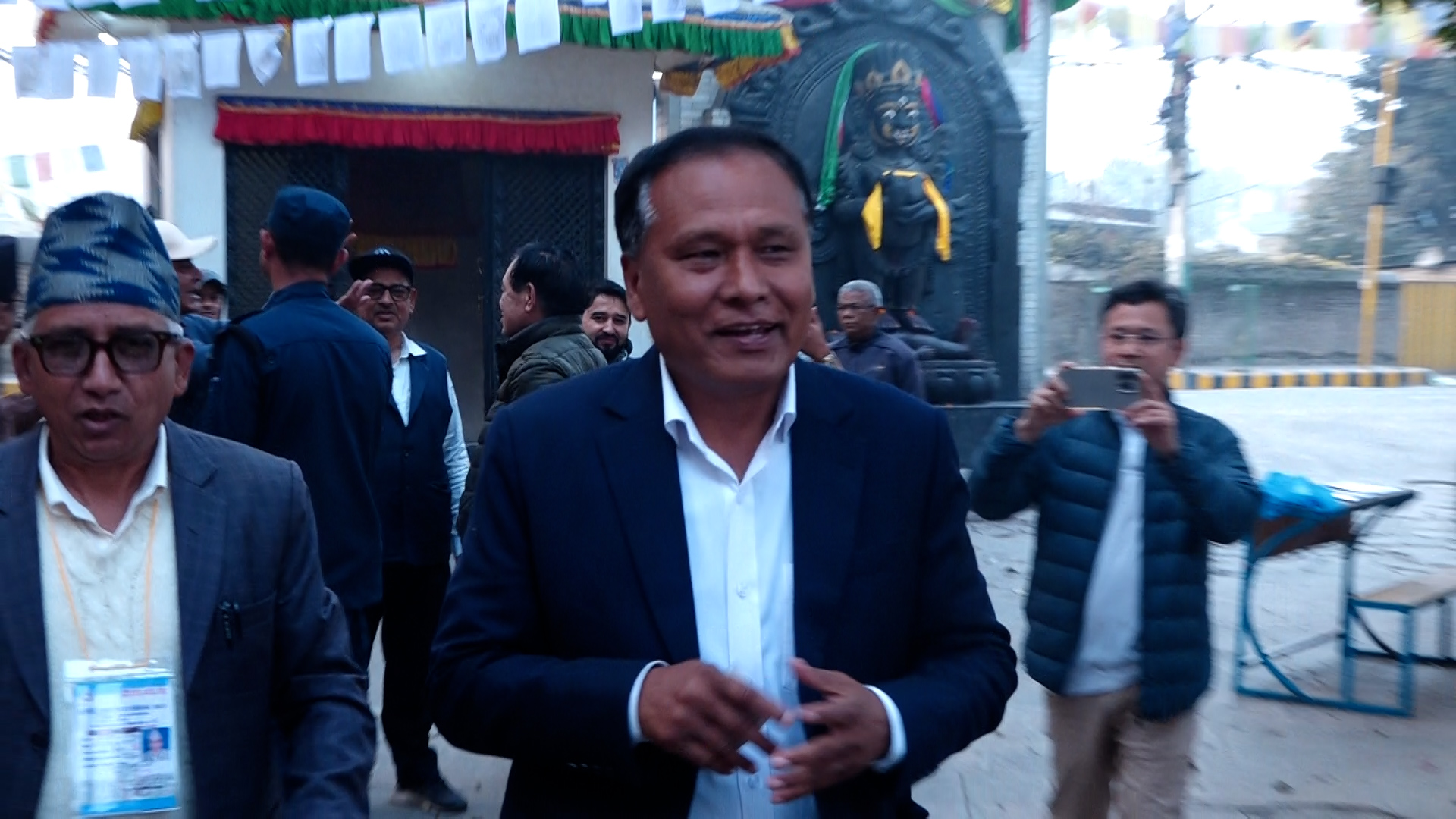 पूर्वमन्त्री कुलमान घिसिङले महाँकालबाट गरे मतदान