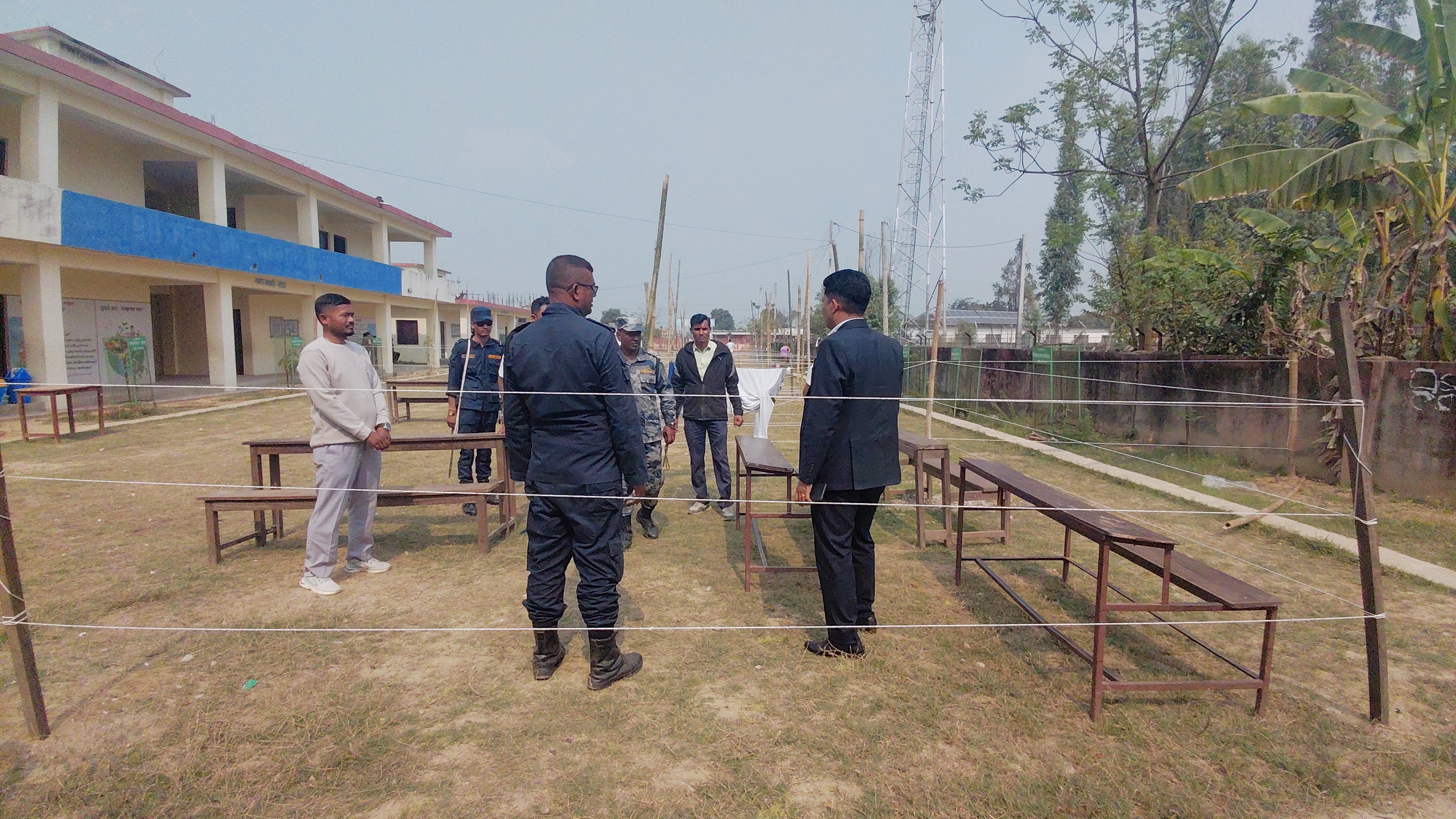 बाँकेका सहायक सिडिओ गुरुङद्वारा भुवार भवानी मावि मतदान स्थलको अनुगमन