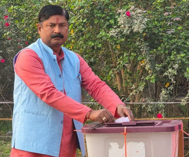 रौतहट-१ का उम्मेदवार अजय गुप्ताद्वारा मतदान