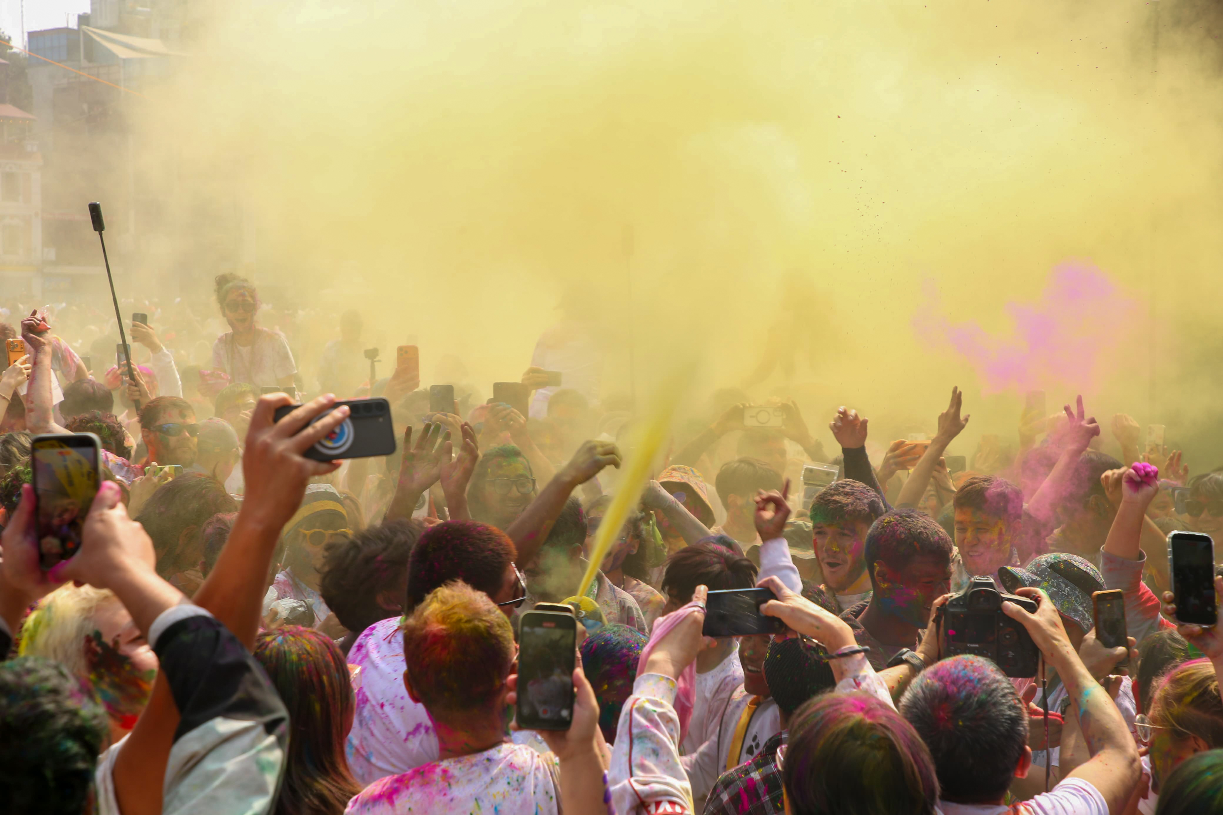 तराईका जिल्लामा आज होली मनाइँदै