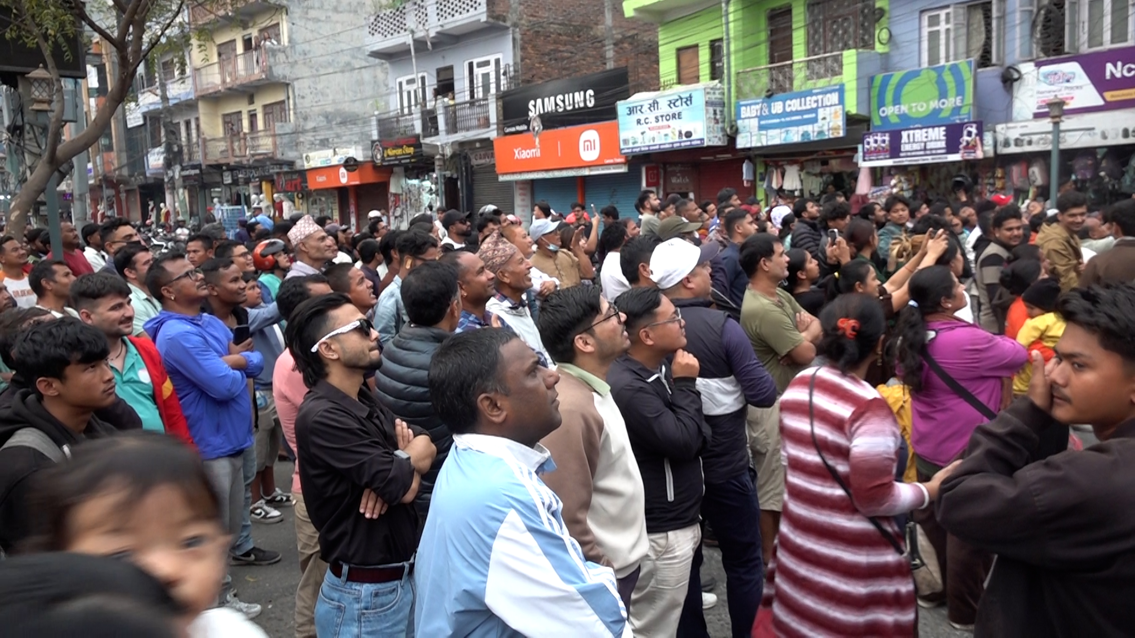 मकवानपुरका दुवै निर्वाचन क्षेत्रमा रास्वपाको अग्रता, मतगणनास्थल बाहिर समर्थकहरूको भीड