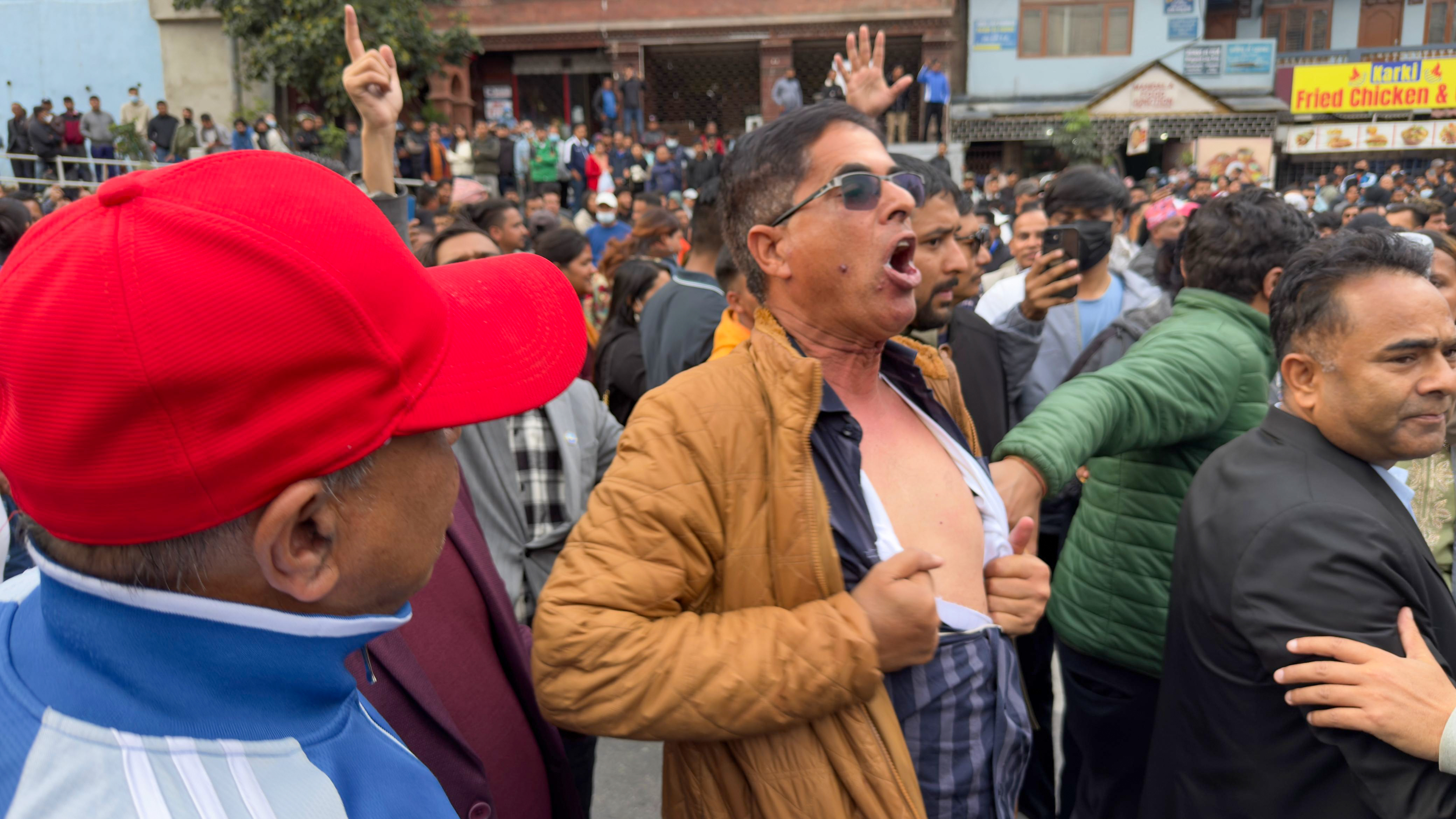 अध्यक्ष ओली पक्राउको विरोधमा एमाले सडकमा (तस्बिरसहित)