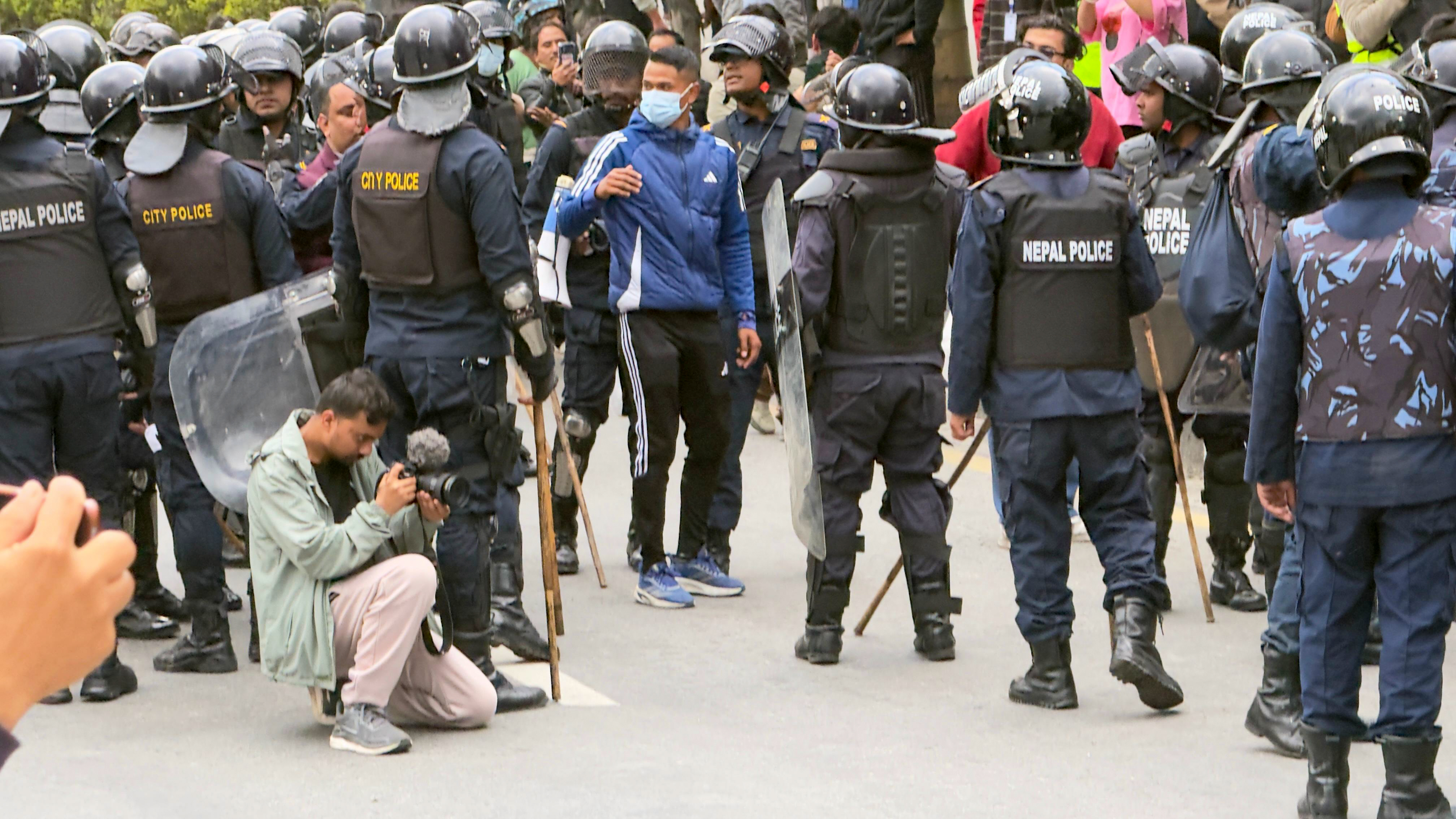 ओली पक्राउको विरोधमा उत्रेका सात प्रदर्शनकारी पक्राउ