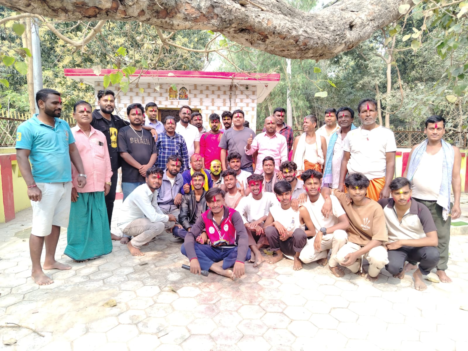 ‘रास्वपाको जित होस्’ भन्दै गरिएको भाकल पूरा भएपछी युवाहरुले मन्दिरमा चढाए ५५ किलो मिठाई