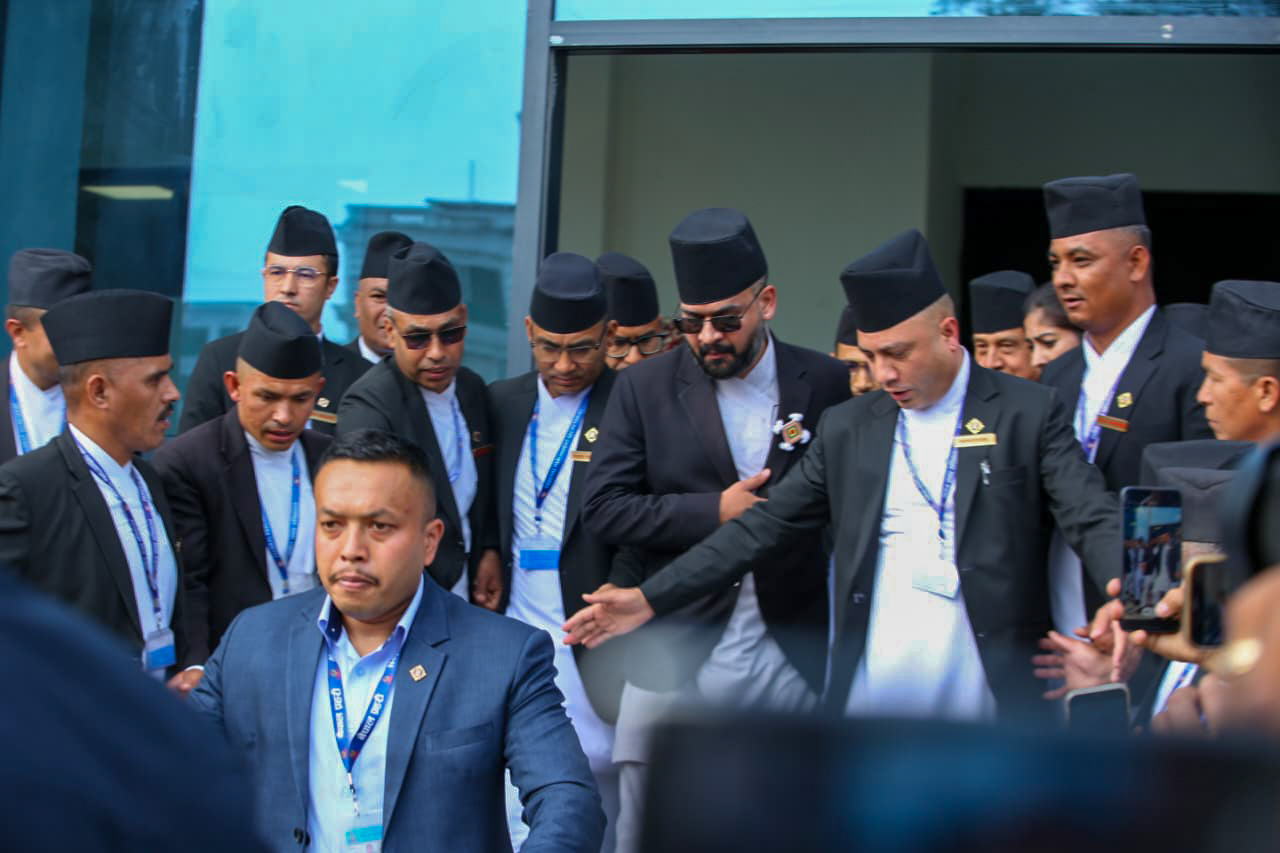 शपथ ग्रहणपछि बाहिरिए सांसद (तस्बिरहरू)