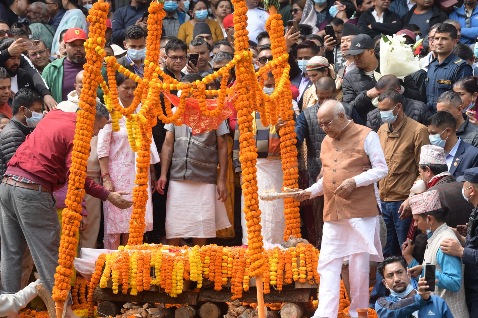 ओलीका पिता मोहनप्रसाद ओलीको पशुपति आर्यघाटमा अन्तेष्टि (तस्बिर)