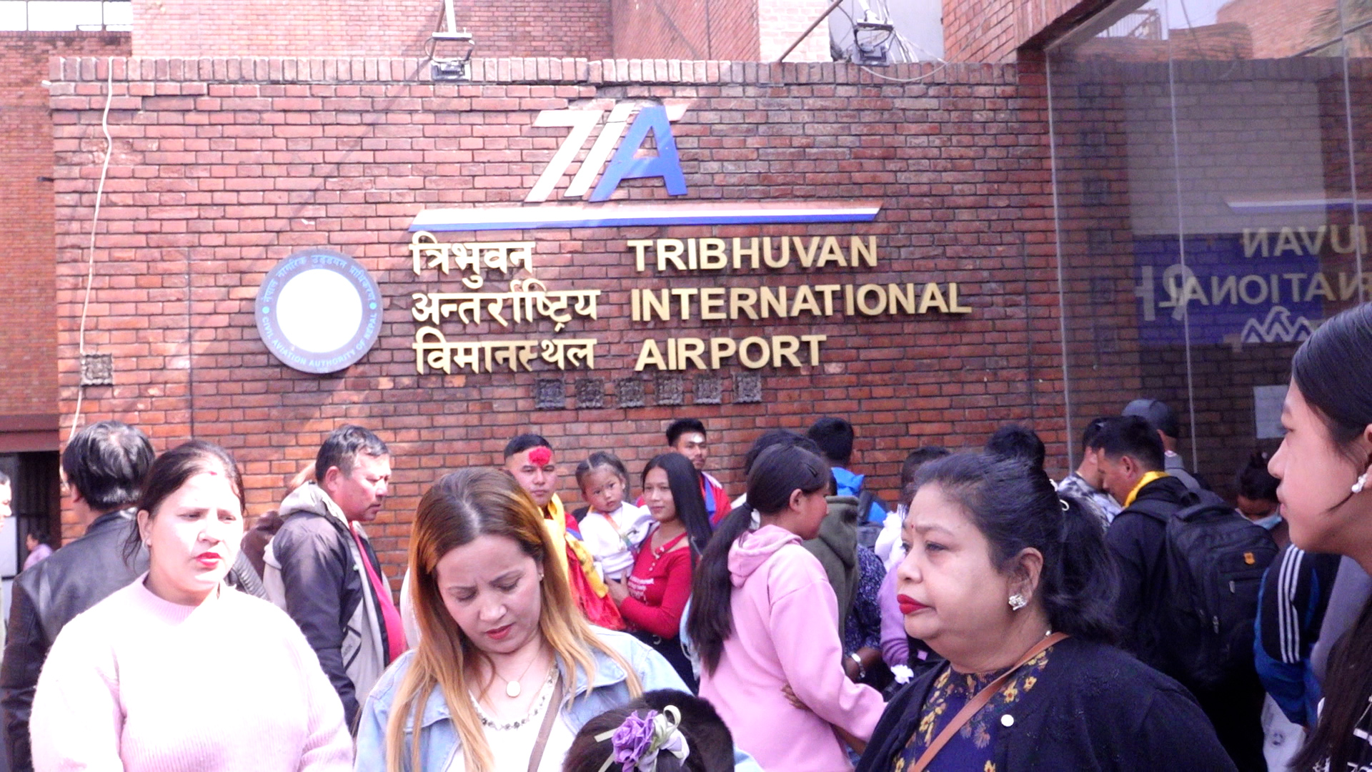 त्रिभुवन विमानस्थलमा यात्रुहरूको भिड (तस्बिरहरू)
