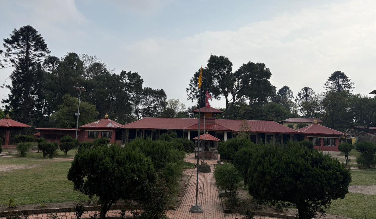 वेदविद्याश्रमका विद्यार्थी भुइँमै बसेर पढ्न बाध्य, सुधारको माग