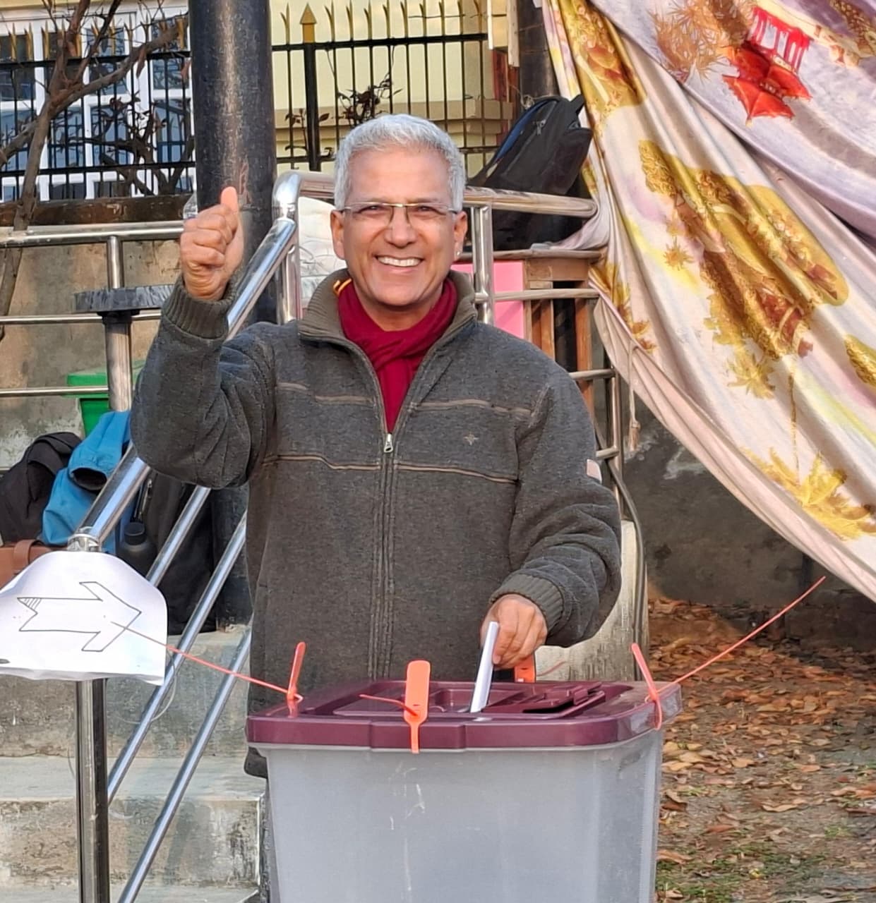 रवीन्द्र मिश्रले गरे मतदान