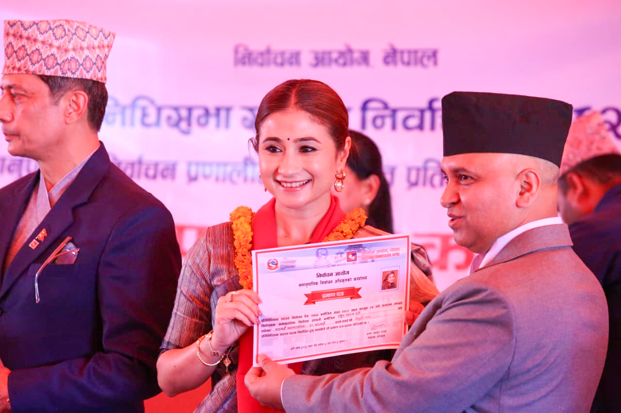 समानुपातिक सांसदलाई आयोगद्वारा प्रमाणपत्र प्रदान (तस्बिरसहित)