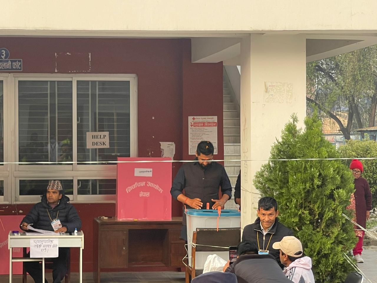 रास्वपा सभापति रवि लामिछानेद्वारा काठमाडौंमा मतदान