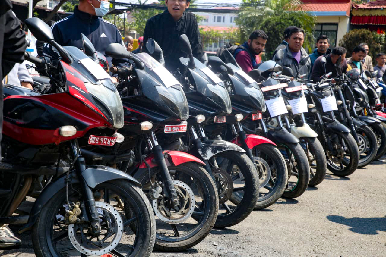 हराएको सवारी साधन प्रहरीद्वारा धनीलाई हस्तान्तरण (तस्बिरहरु)