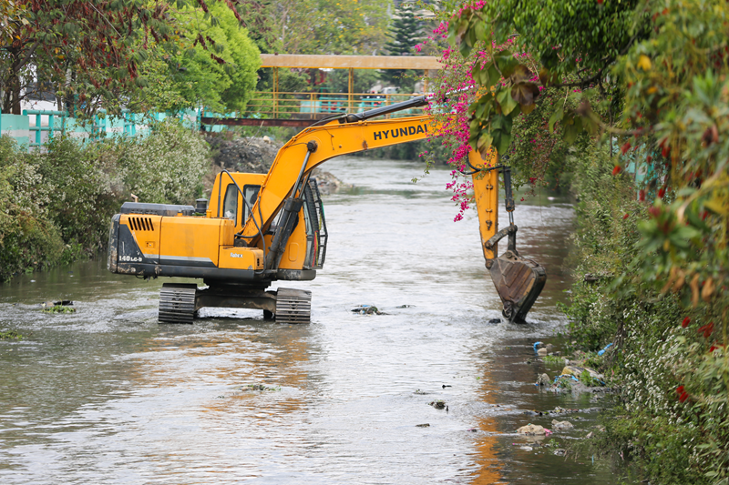 धोवीखोलामा डोजर प्रयोग गरी सरसफाइ (तस्बिरहरू)