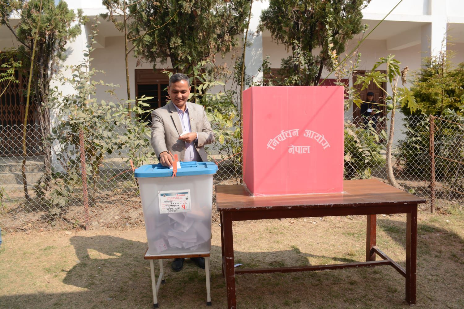 ओमप्रकाश अर्यालले गरे मतदान, देशभर शान्तिपूर्ण मतदान भइरहेको दाबी