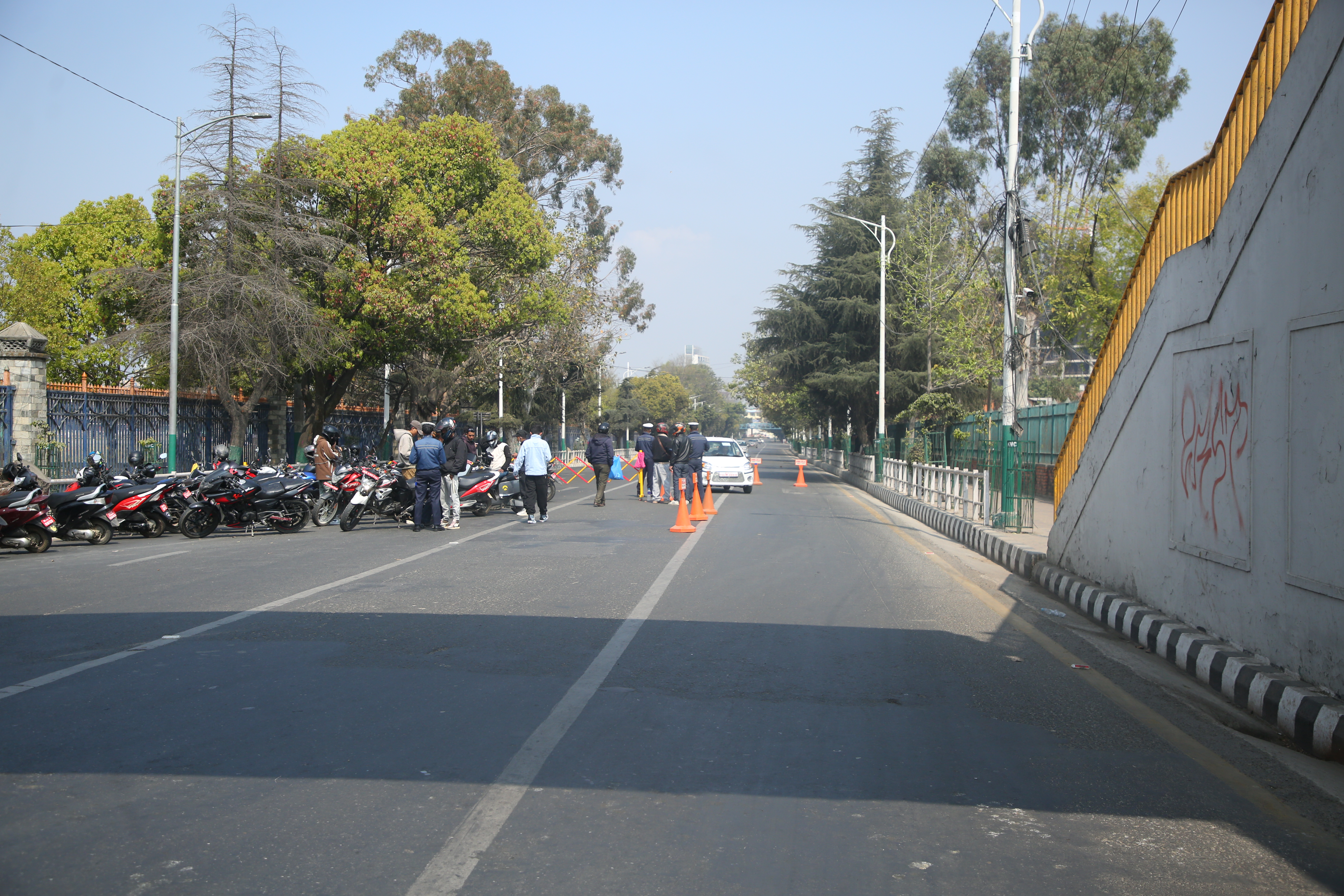 निर्वाचनको दिन : काठमाडौंको सडक सुनसान (फाेटाेफिचर)