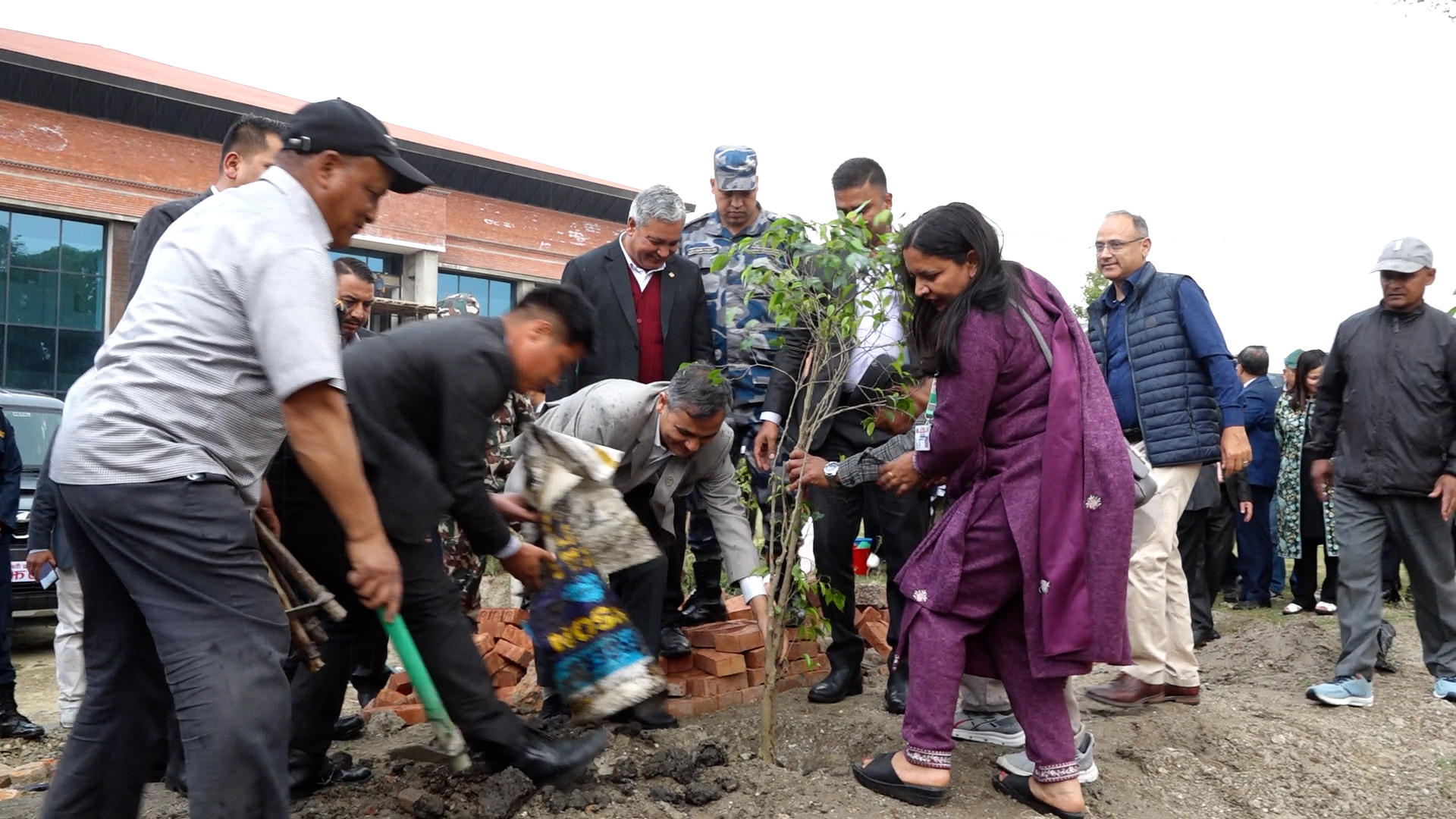 सिंहदरबार परिसरमा वृक्षारोपण : फुर्सदिला मन्त्रीहरु उत्साहपूर्वक सहभागि