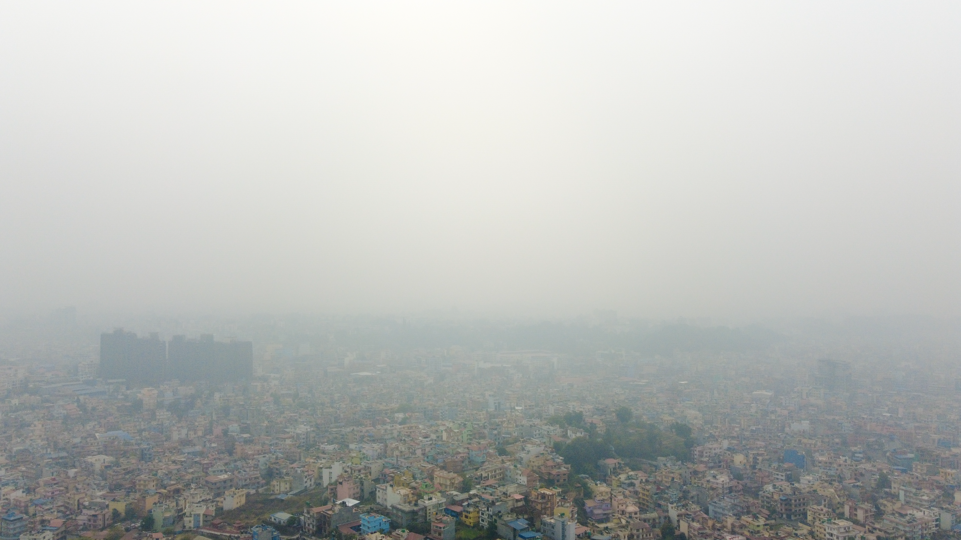 तुवाँलोले ढाकेकाे काठमाडौं (तस्विरहरु)