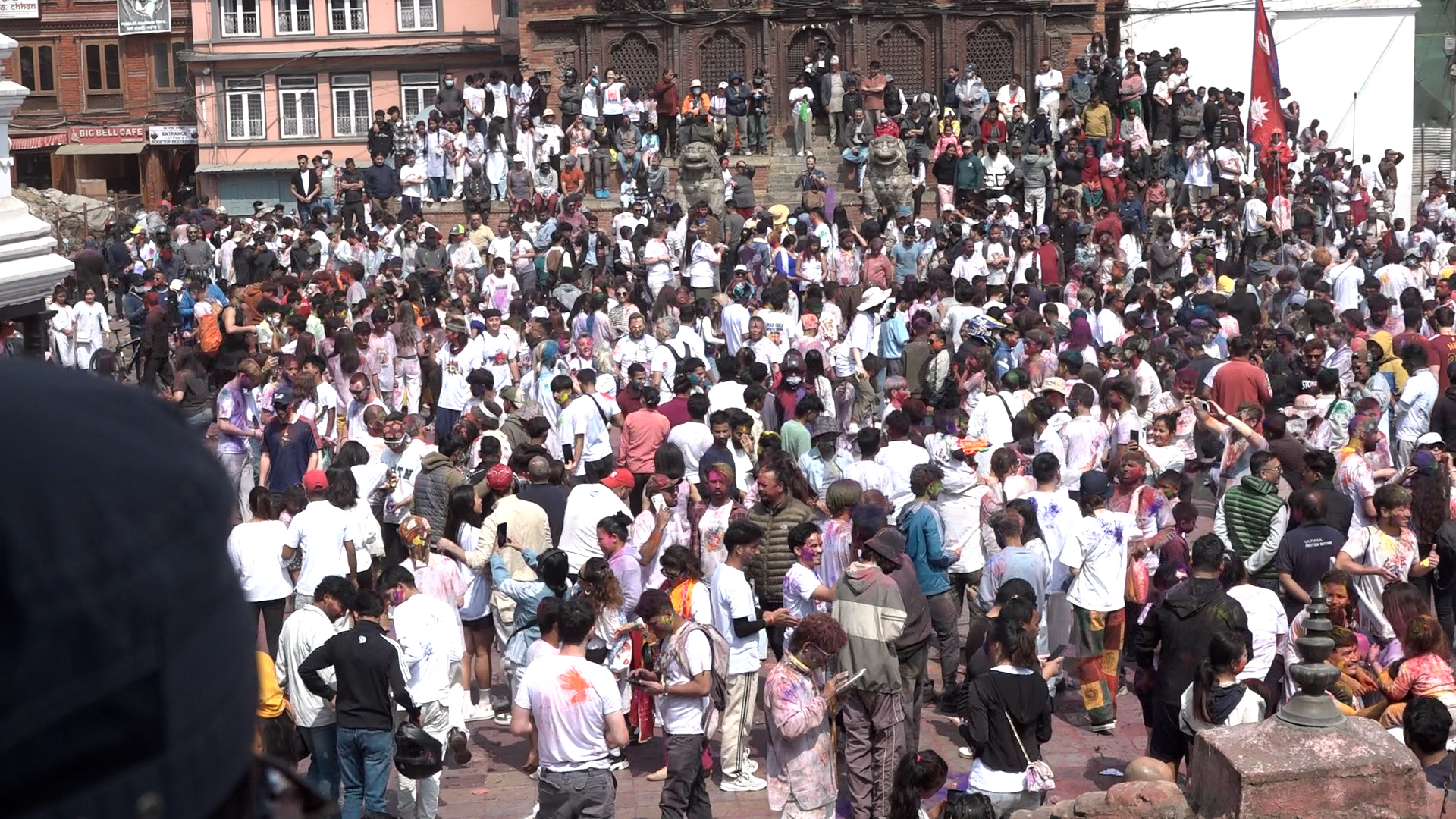 वसन्तपुर दरबार क्षेत्रमा होलीको रौनक, विदेशी पर्यटकहरू पनि रमाए (तस्बिरहरू)