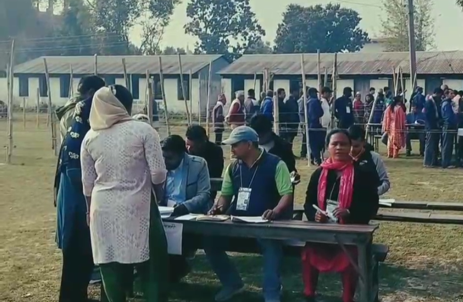 सर्लाही-४ को बसबरियामा विवादपछि रोकिएको मतदान पुनः सुरु