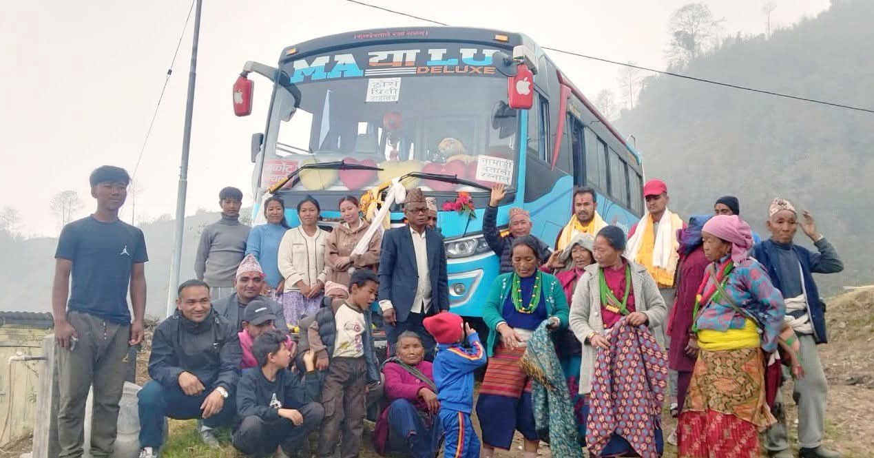 उर्माखुमा पहिलो पटक यात्रुवाहक बस पुग्दा स्थानीयले पूजा गरेर गरे स्वागत