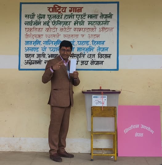 दोलखाका कांग्रेस उम्मेदवार अजयबाबु शिवाकोटीले गरे मतदान