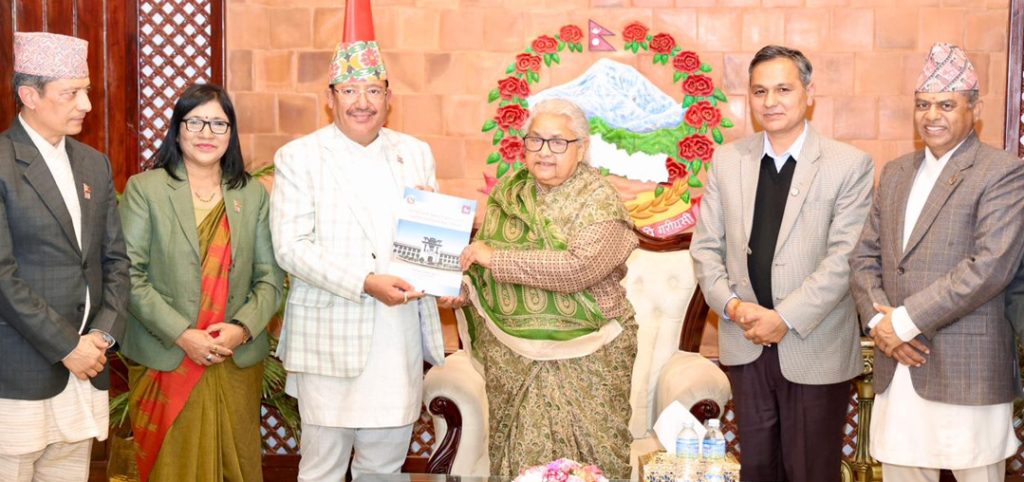 निर्वाचन आयोगले प्रधानमन्त्रीलाई बुझायो मत परिणामसहितको प्रतिवेदन