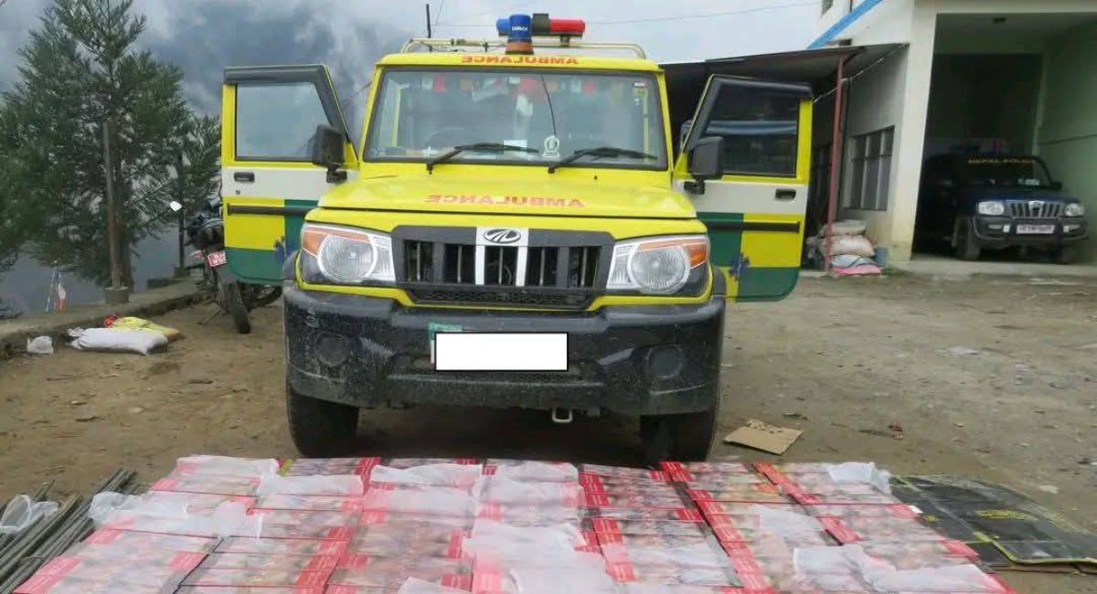 एम्बुलेन्समा चिनियाँ चुरोट तस्करी, चार जना पक्राउ