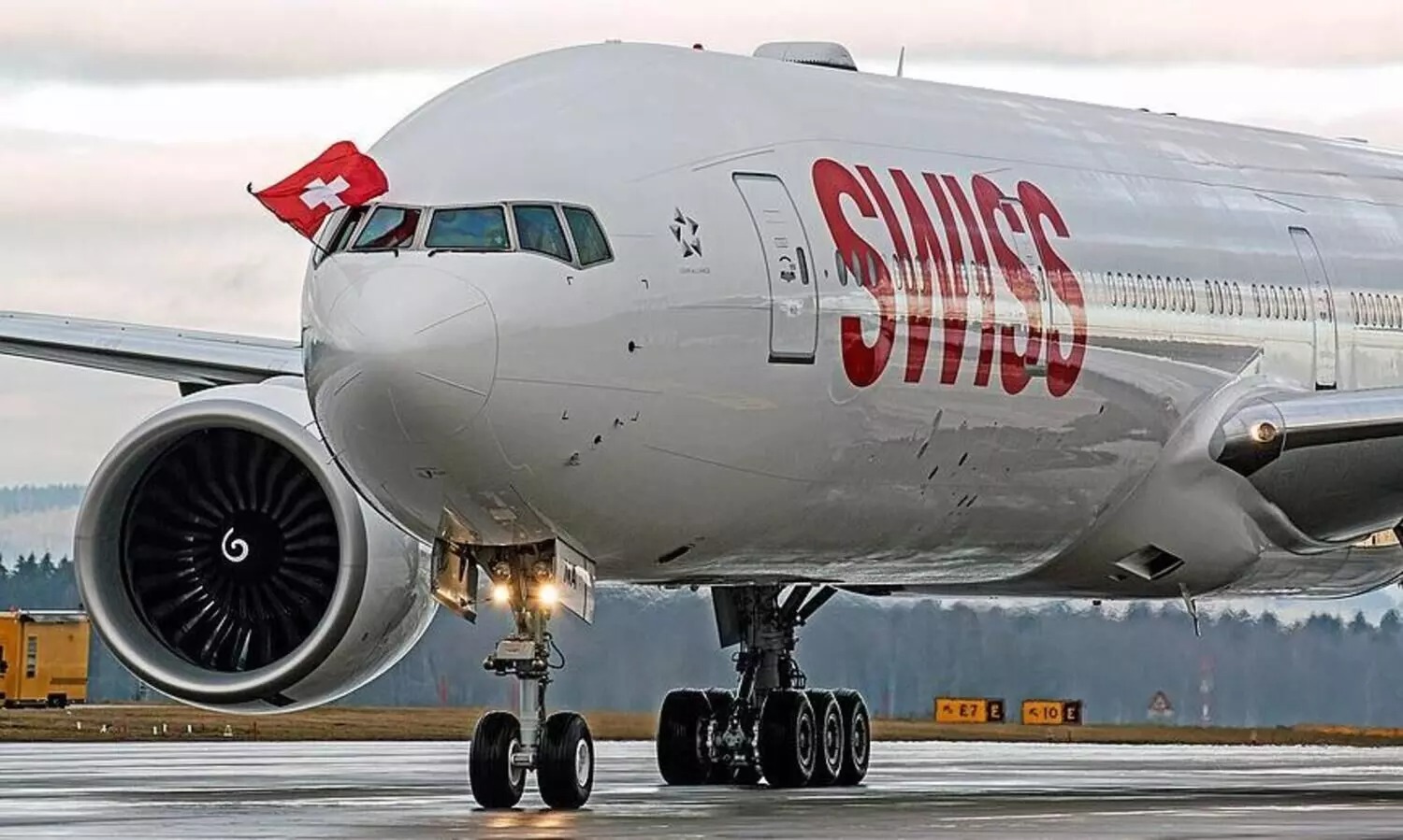 स्वीस एयरको विमान दिल्लीमा दुर्घटना