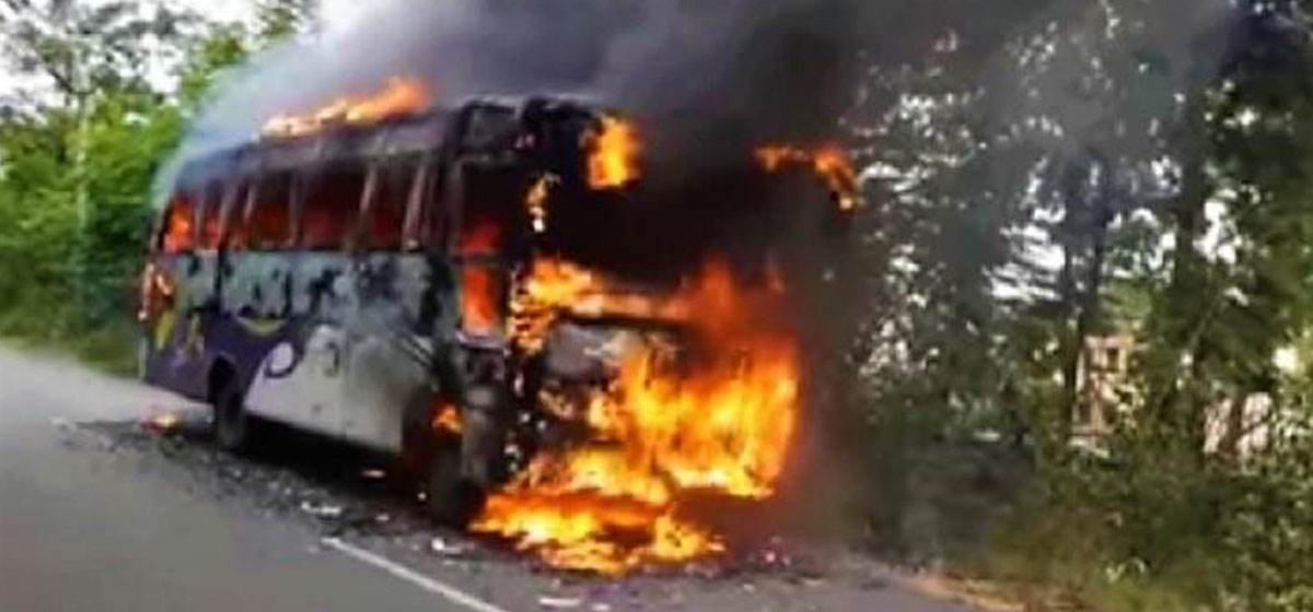 गुडिरहेको बसमा आगलागी