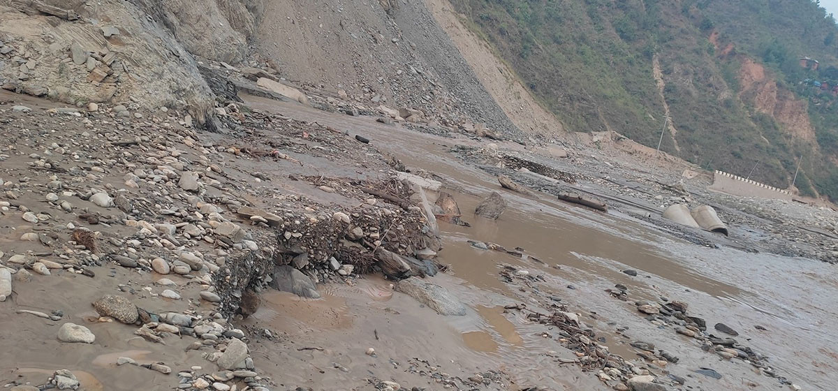 बेमौसमी वर्षाले रोशी खोलाको ‘डाइभर्सन’ बगाएपछि विपी राजमार्ग अवरुद्ध