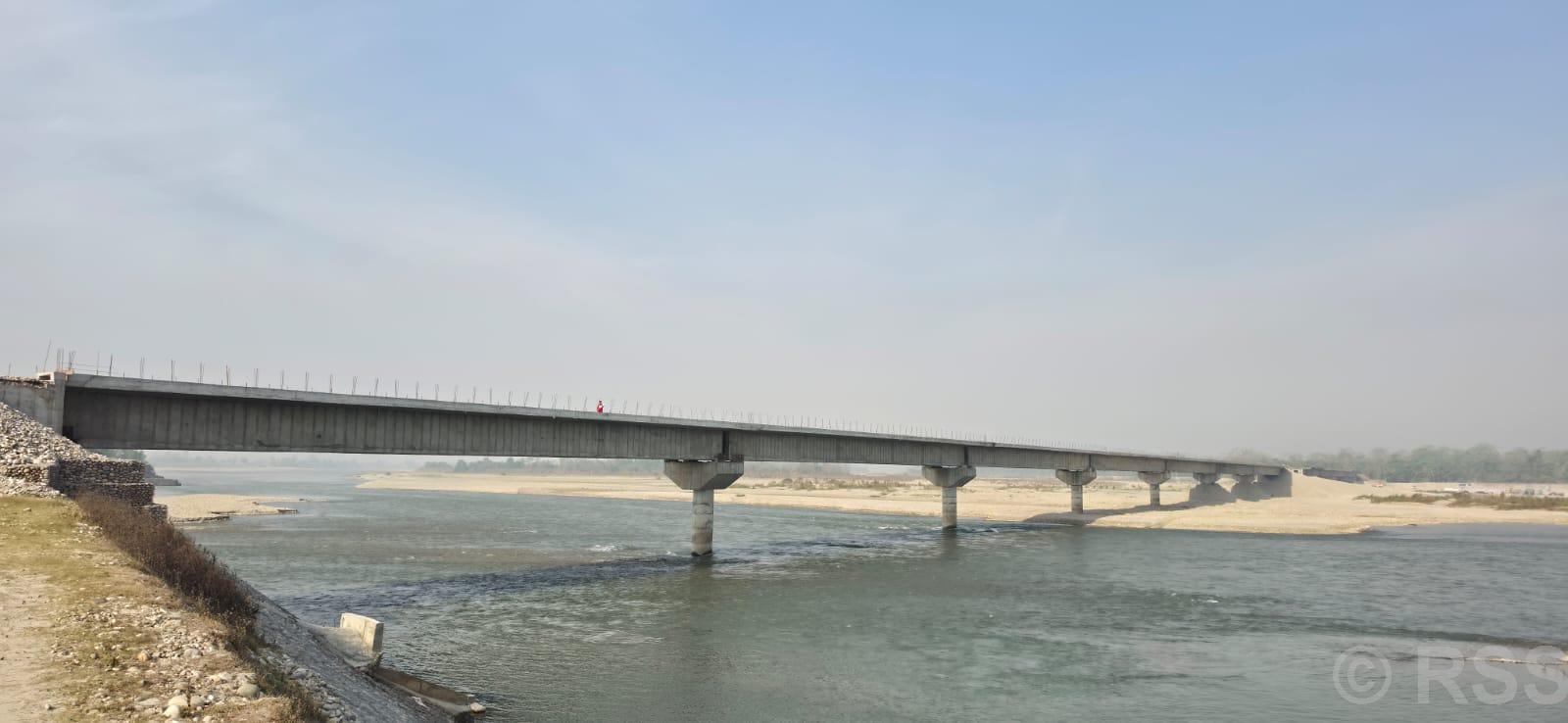 कर्णाली नदीको सनकट्टीमा पुल निर्माण अन्तिम चरणमा ,डुङ्गाको सहायतामा नदी तर्नुपर्ने बाध्यता अन्त्य हुँदै