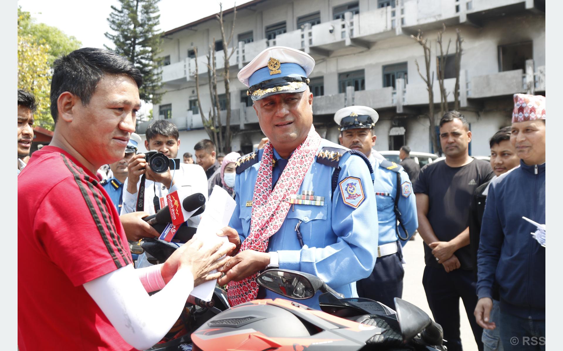 चोरी भएका दुईपाङ्ग्रे साधन सम्बन्धित धनीलाई हस्तान्तरण