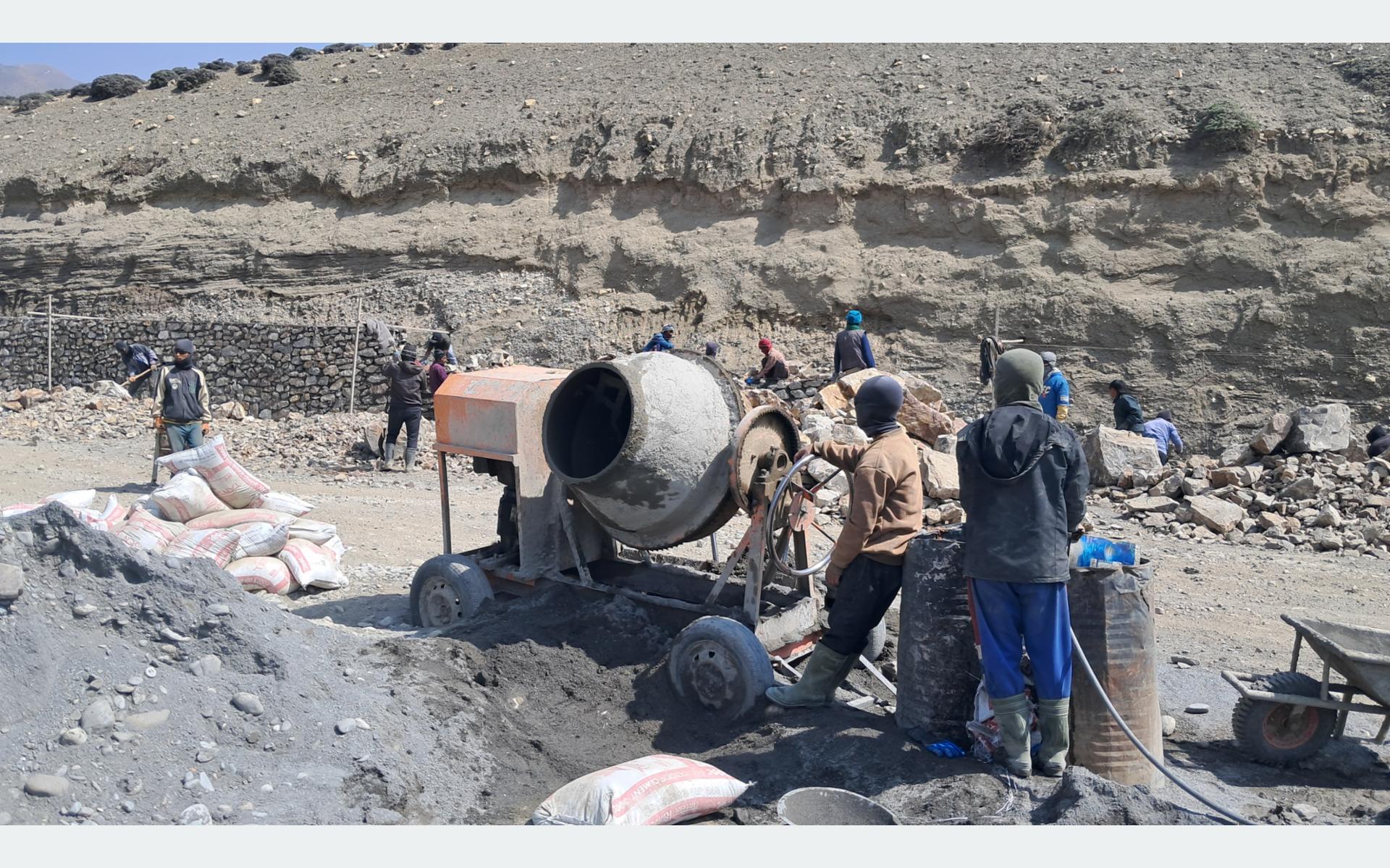 कोरलानाका जोड्ने कागबेनी-छुसाङ सडक स्तरोन्नति गरिँदै