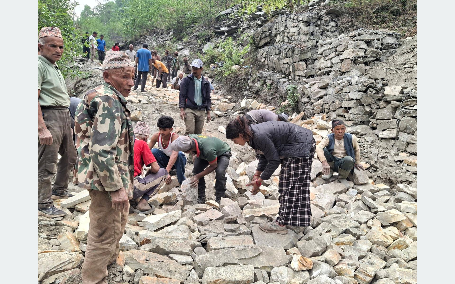 पोखरेबगर-घोडेपानी सडकको हल्लेखर्क खण्ड श्रमदानबाट मर्मत