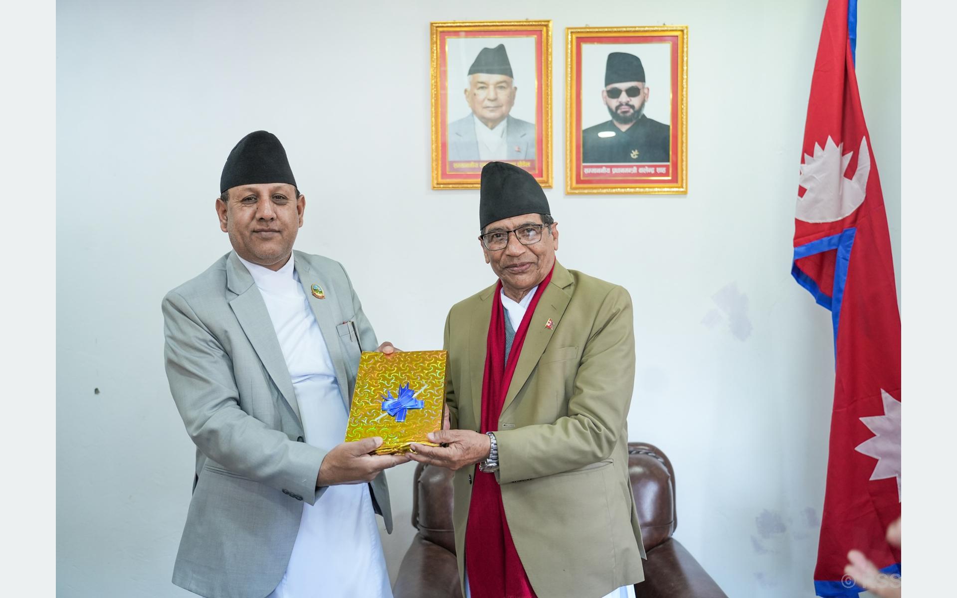 प्रदेश प्रमुखसमक्ष मुस्लिम आयोगको वार्षिक प्रतिवेदन पेस