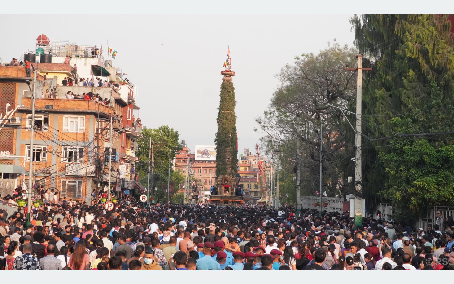 ललितपुरमा रातो मच्छिन्द्रनाथ जात्रा सुरु, रथ तानेर गाबल पुर्‍याइयो