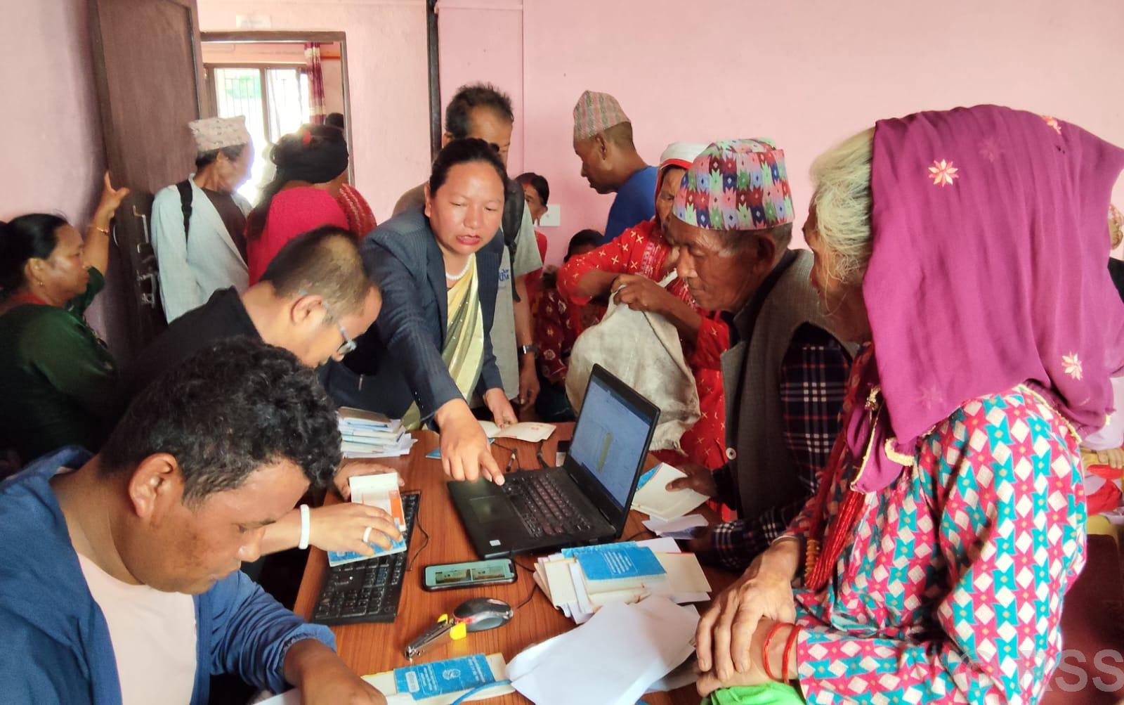 घरदैलोमै सामाजिक सुरक्षा भत्ता : बैंक धाउनुपर्ने बाध्यता हट्यो