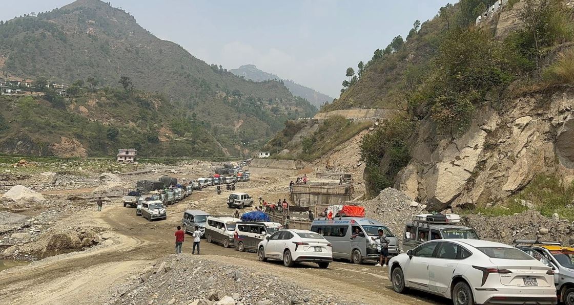 रोशी खोलाको बाढीपछि अवरुद्ध बीपी राजमार्ग  सञ्चालनमा