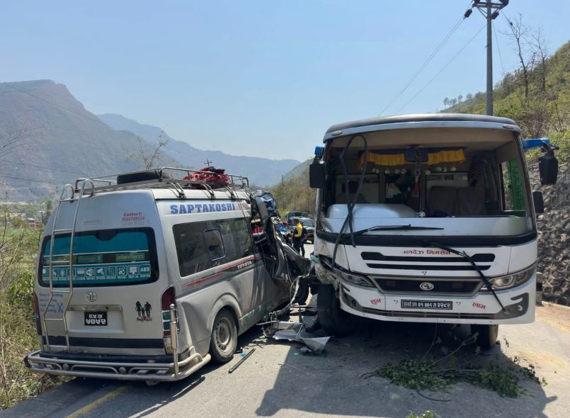 माइक्रोबस र बस एकापसमा ठोक्किँदा १० जना घाइते