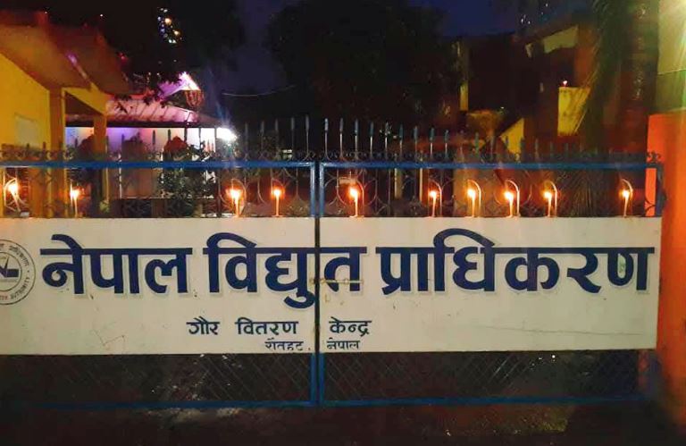 विद्युत महसुल नतिर्नेको धमाधम लाइन काट्दै गौर वितरण केन्द्र