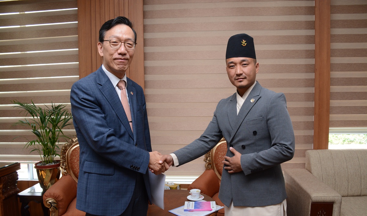 गृहमन्त्री गुरुङ र नेपालका लागि कोरियाका राजदूत योङबीच शिष्‍टाचार भेटघाट