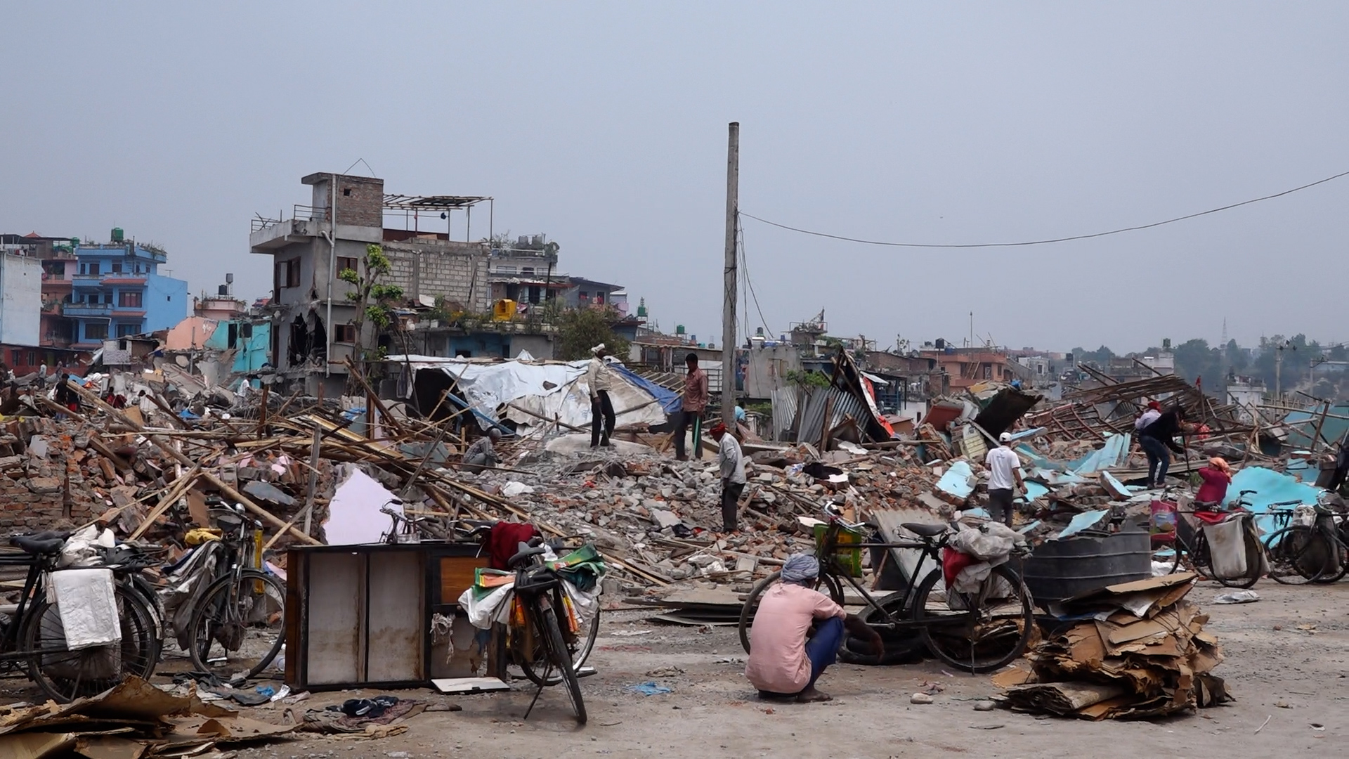 गैरीगाउँ बस्तीमा डोजरपछि सरसफाइ, कवाडी सामान हटाउने कार्य जारी (फाेटाे)