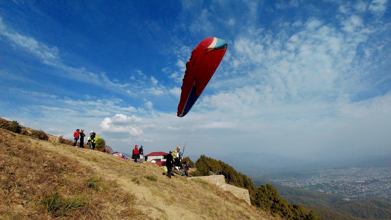 सुर्खेतको आकाशमा नयाँ उत्साह- ‘कर्णाली समृद्धि’सँगै पर्यटन प्रवर्द्धनका लागि प्याराग्लाइडिङ