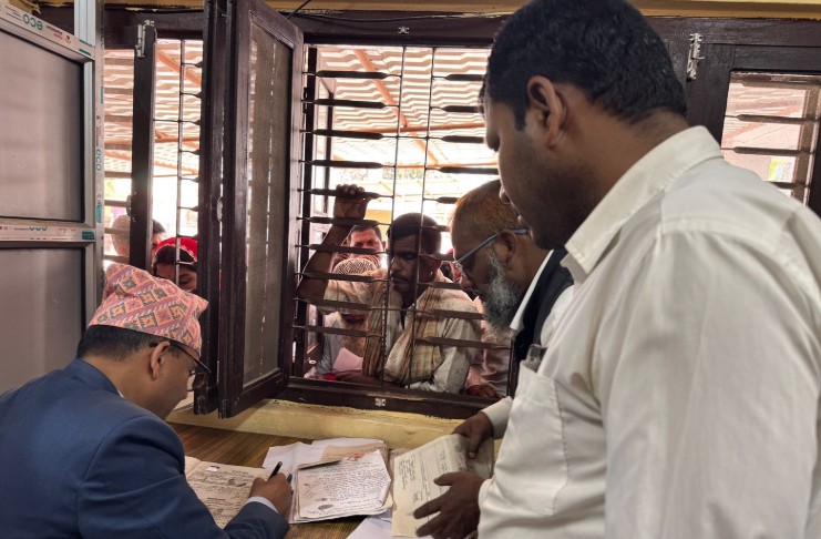 प्रशासनमा प्रजिअको ‘कमान्ड’: रौतहटका सिडियो आफैँ नागरिकता फाँटमा खटिएपछि सेवाग्राही उत्साहित