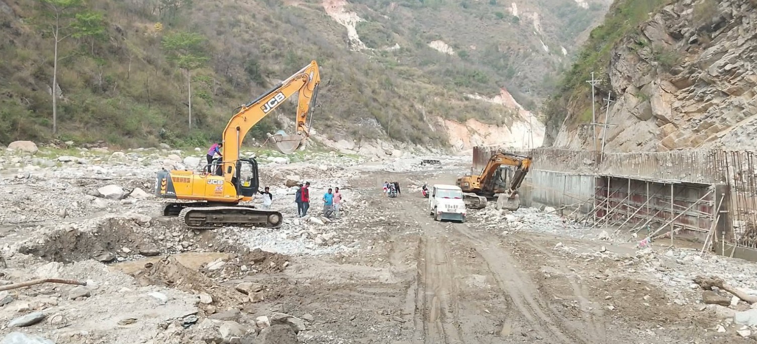 वर्षाले रोशी खोलामा बाढी: बीपी राजमार्ग फेरि ठप्प, यात्रुहरू बीच बाटोमै अलपत्र