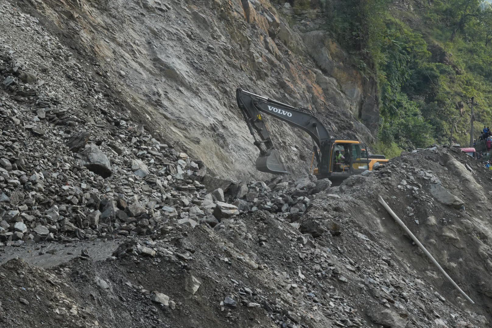 सुक्खा पहिरोका कारण कर्णाली करिडोरअन्तर्गत खच्चा सडक अवरुद्ध