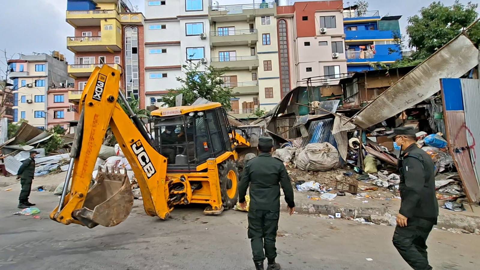 पशुपति क्षेत्रका अनाधिकृत संरचनामा महानगरले चलायो डोजर