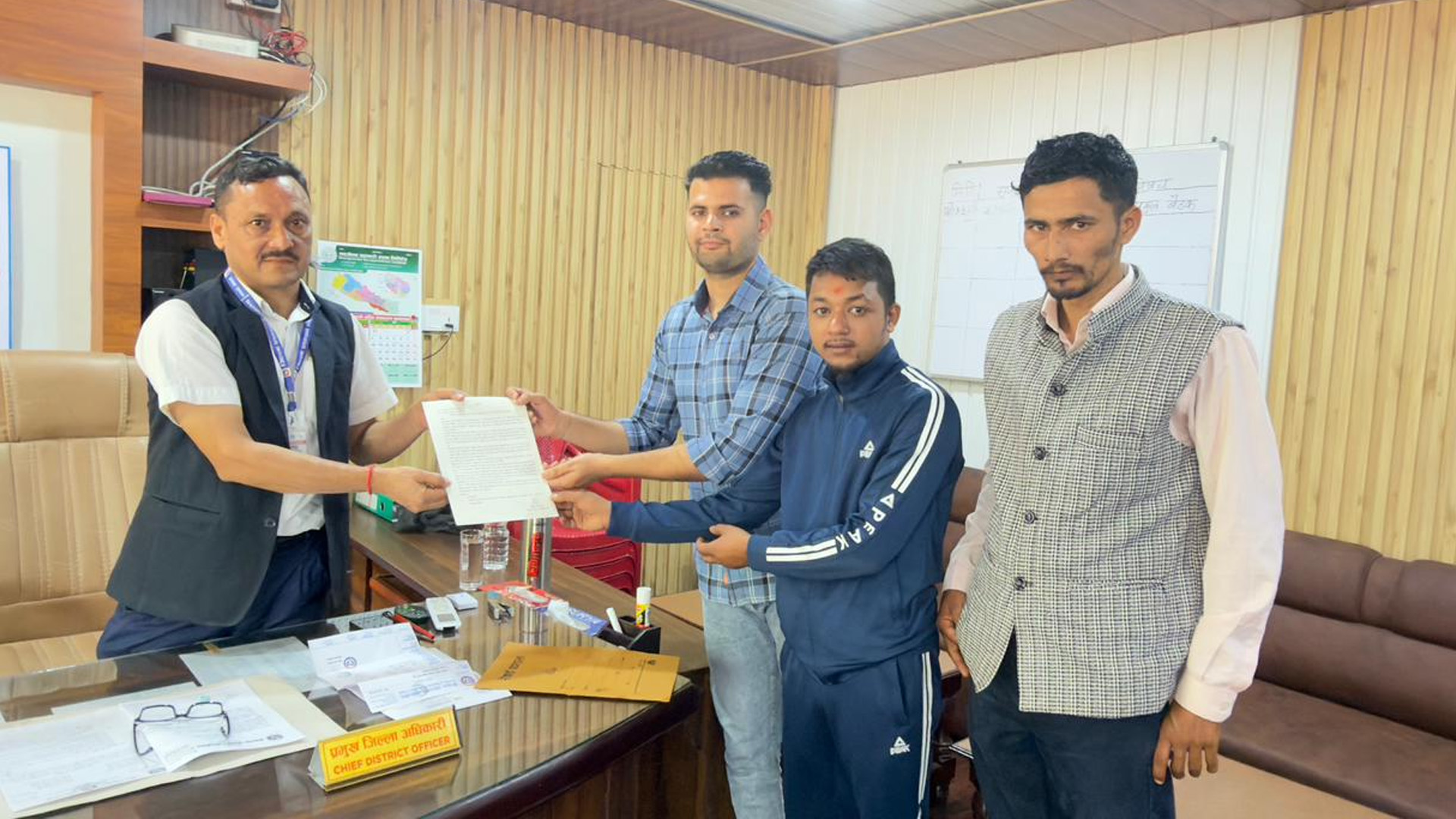 धनगढीमा रात्रीकालीन व्यवसाय सञ्चालन गर्न माग, रास्वपाका युवा नेताहरुले बुझाए ज्ञापन