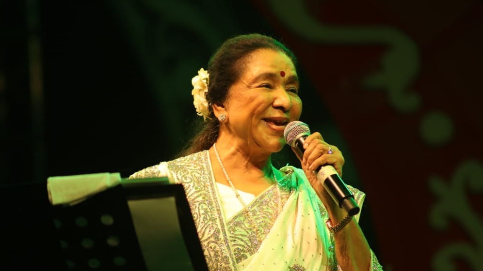 दिग्गज भारतीय गायिका आशा भोसले अस्पताल भर्ना